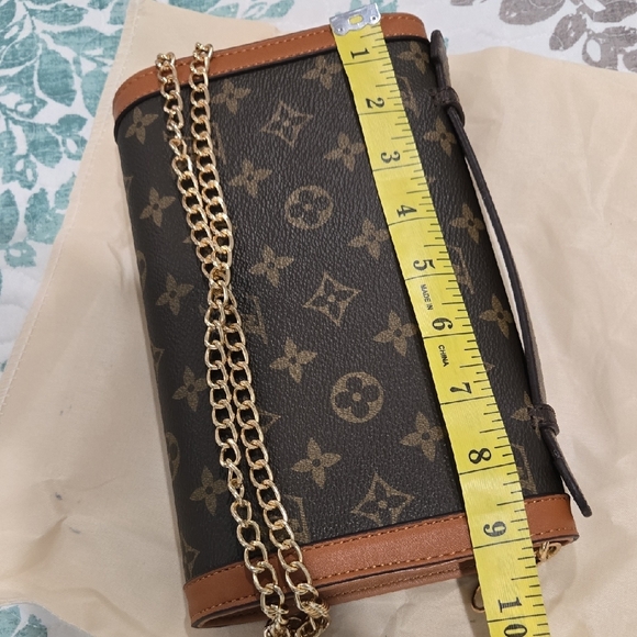 Elegant Brown Crossbody Bag with Chain Strap - Picture 3 of 5